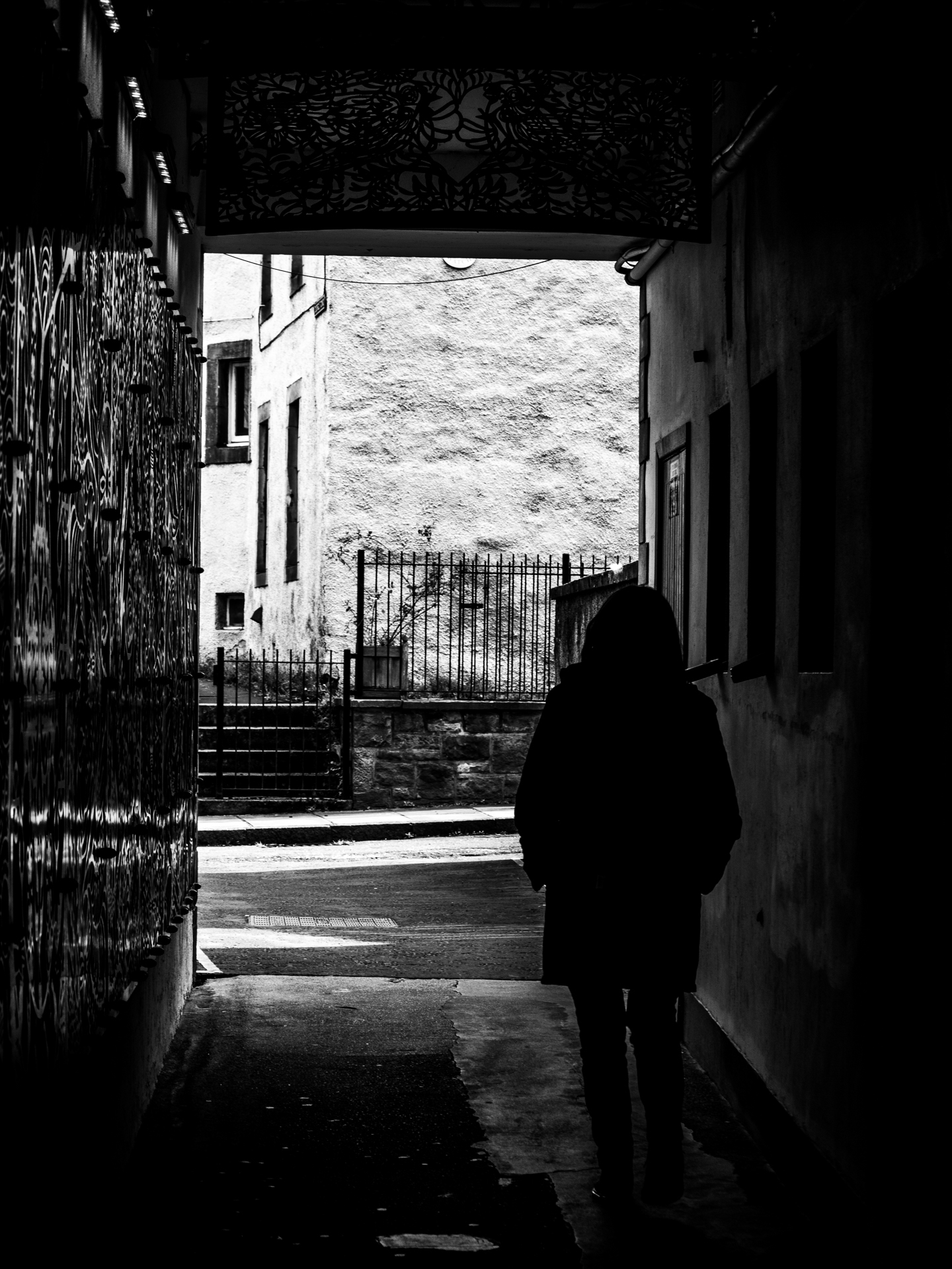 Photographie poétique et mystérieuse d'une silhouette dans la rue