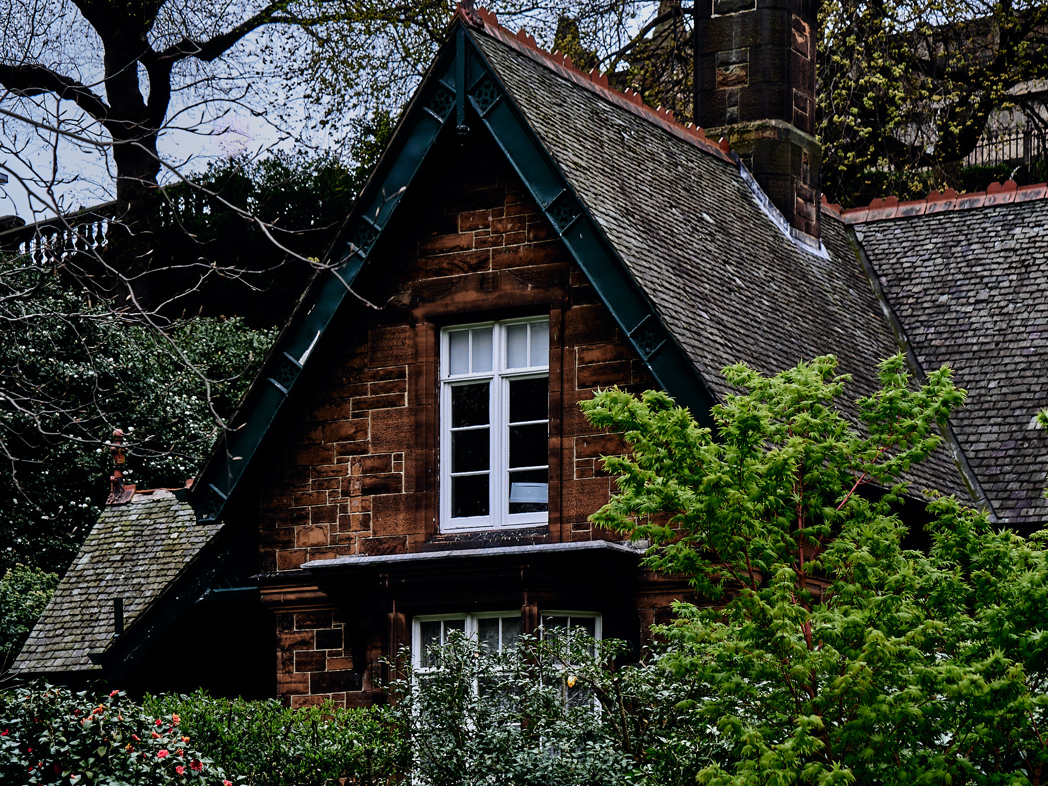 Photographie sombre et poétique d'une maison