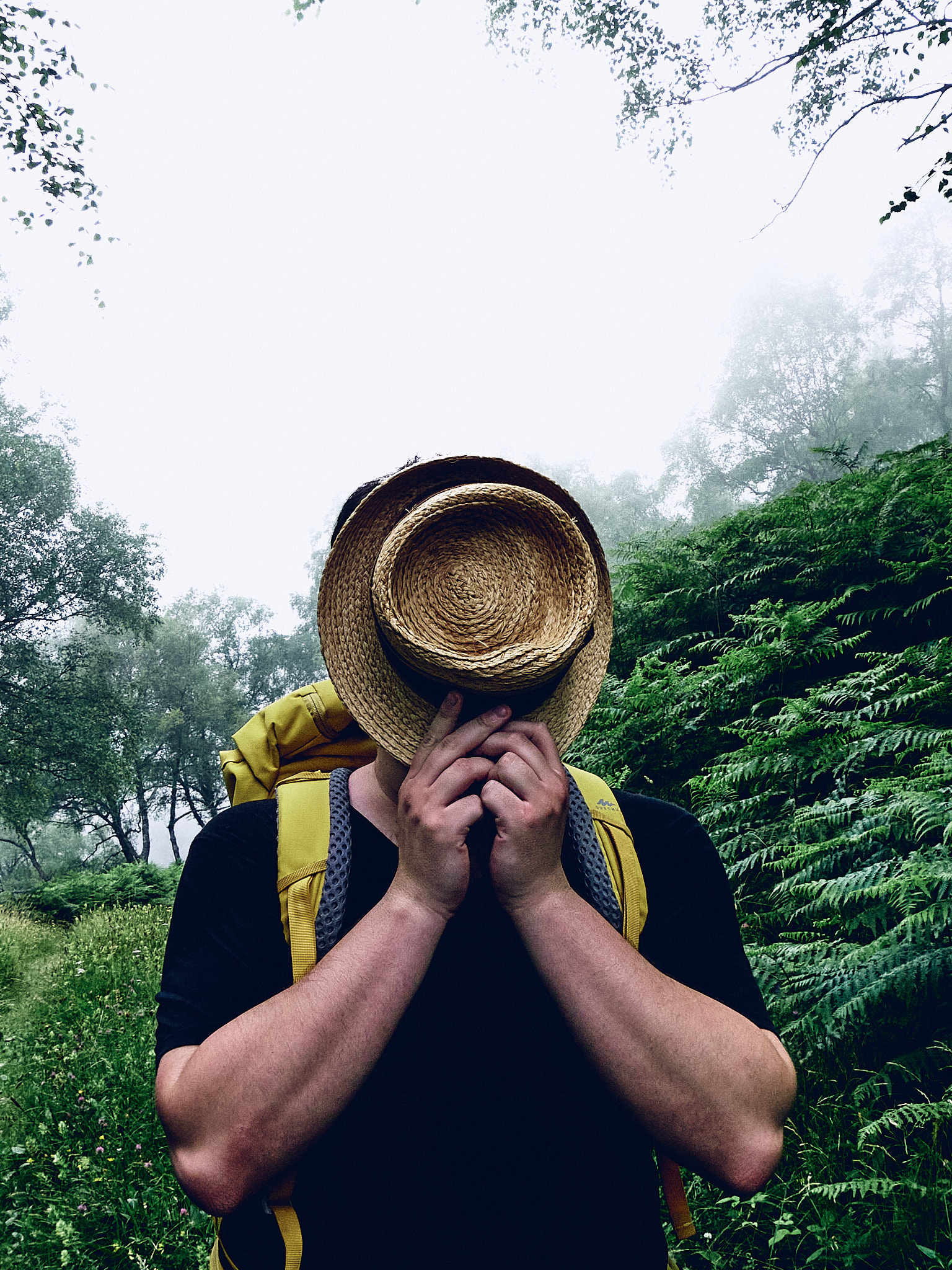 Photographie moody et poétique d'un homme parti à l'aventure dans une forêt