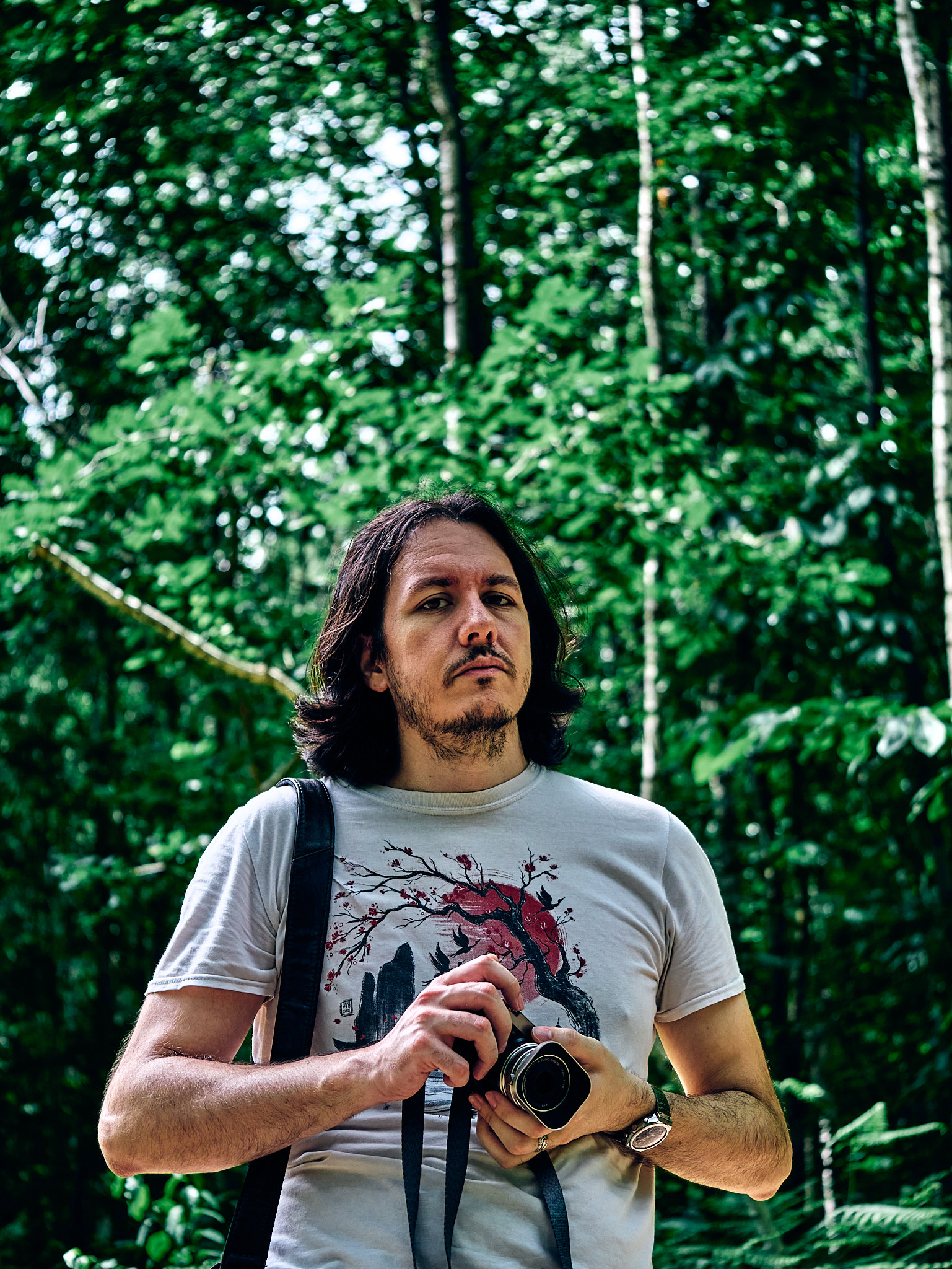 Photographie moody d'un artiste dans une forêt