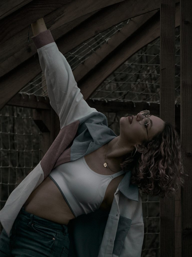 Photographie dark & moody d'une danseuse dans une forêt