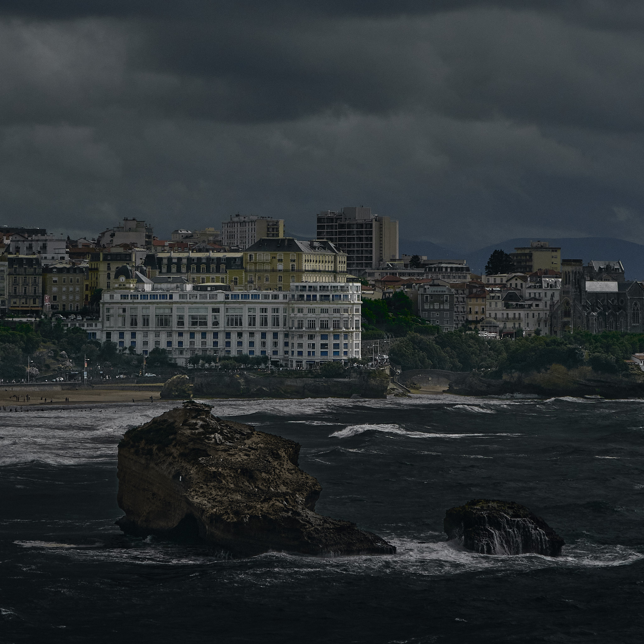 Photographie dramatique et cinématographique d'un front de mer