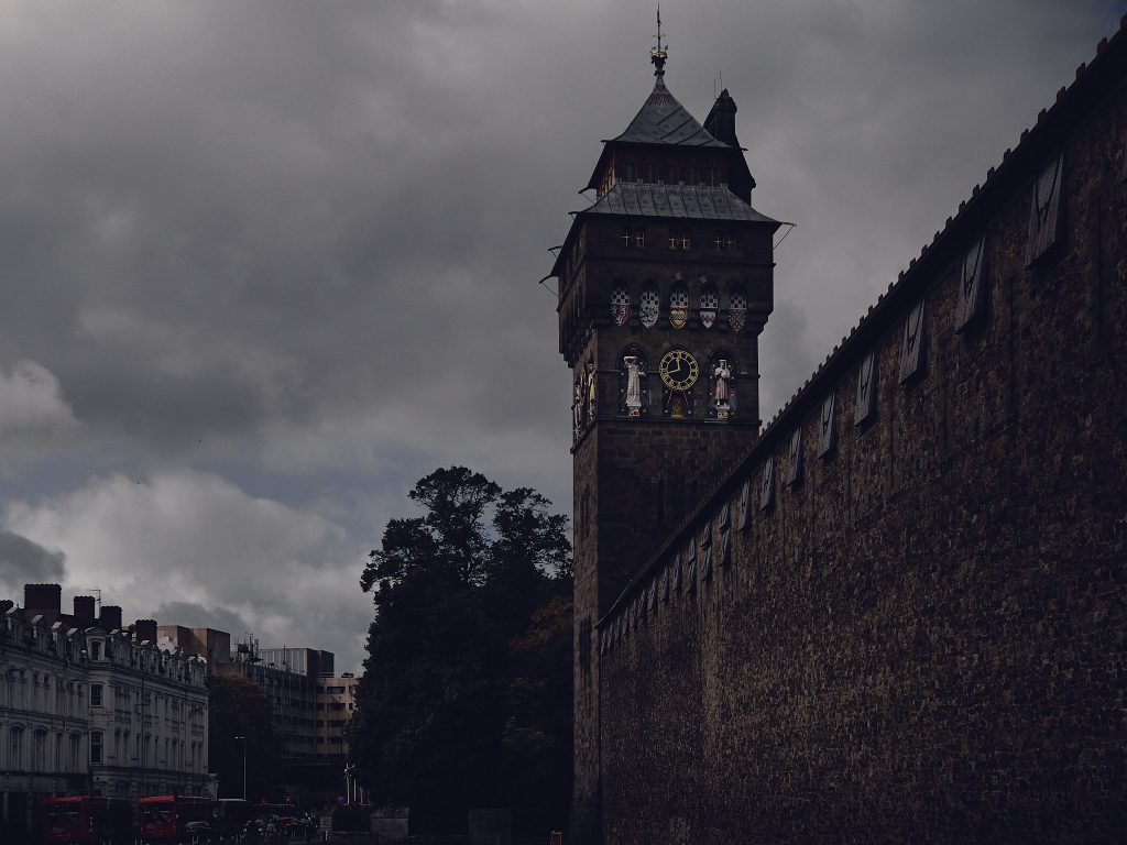 Photographie sombre et intense d'un château sous un ciel orageux