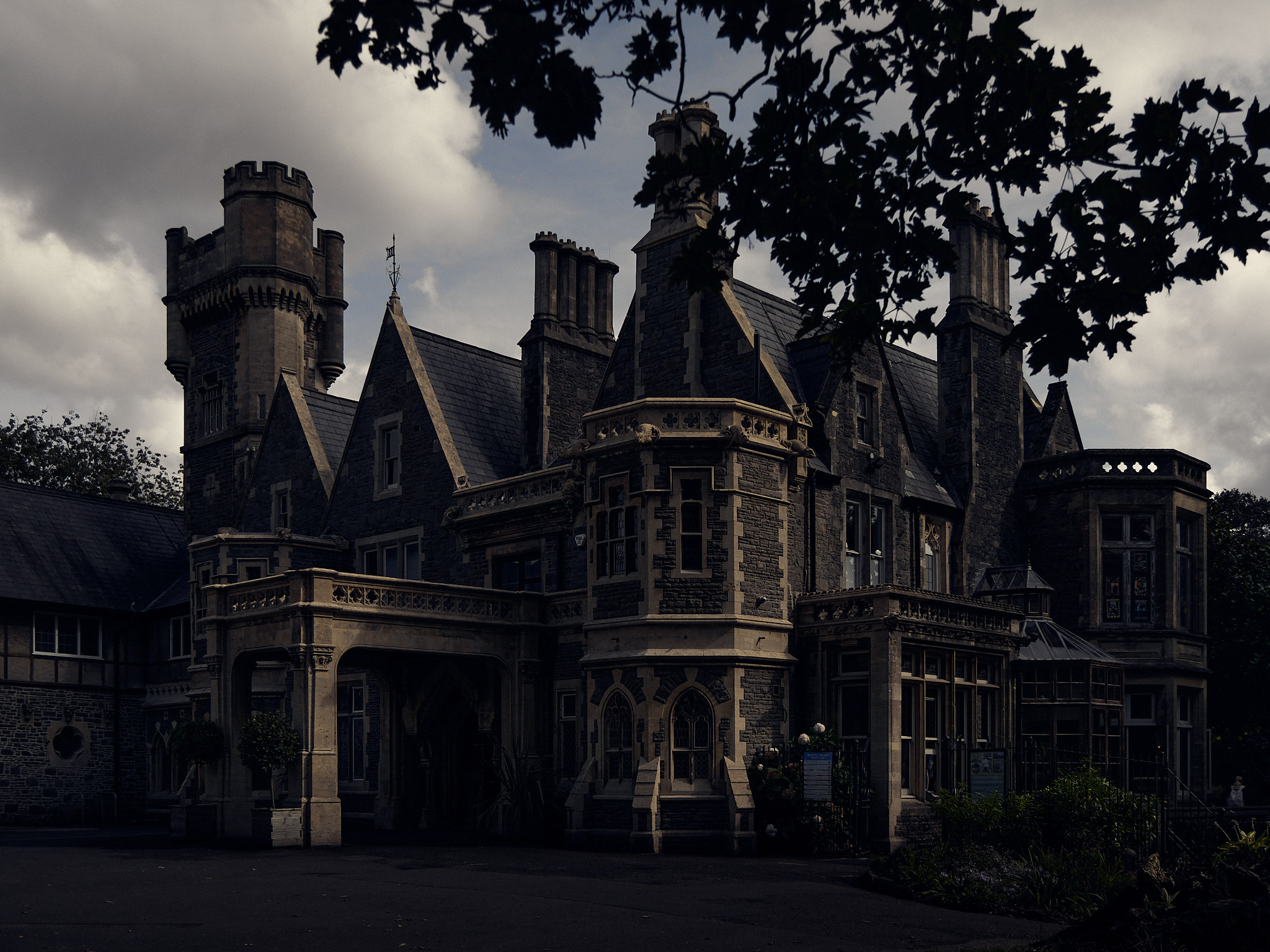 Photographie dark & moody d'un château lieu de réception