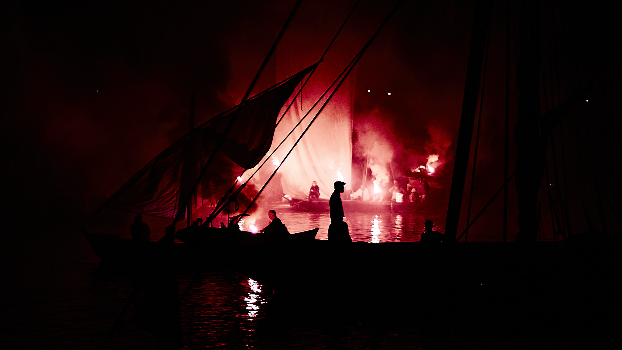 Photographie cinématographique et intense d'un bateau de nuit en feu
