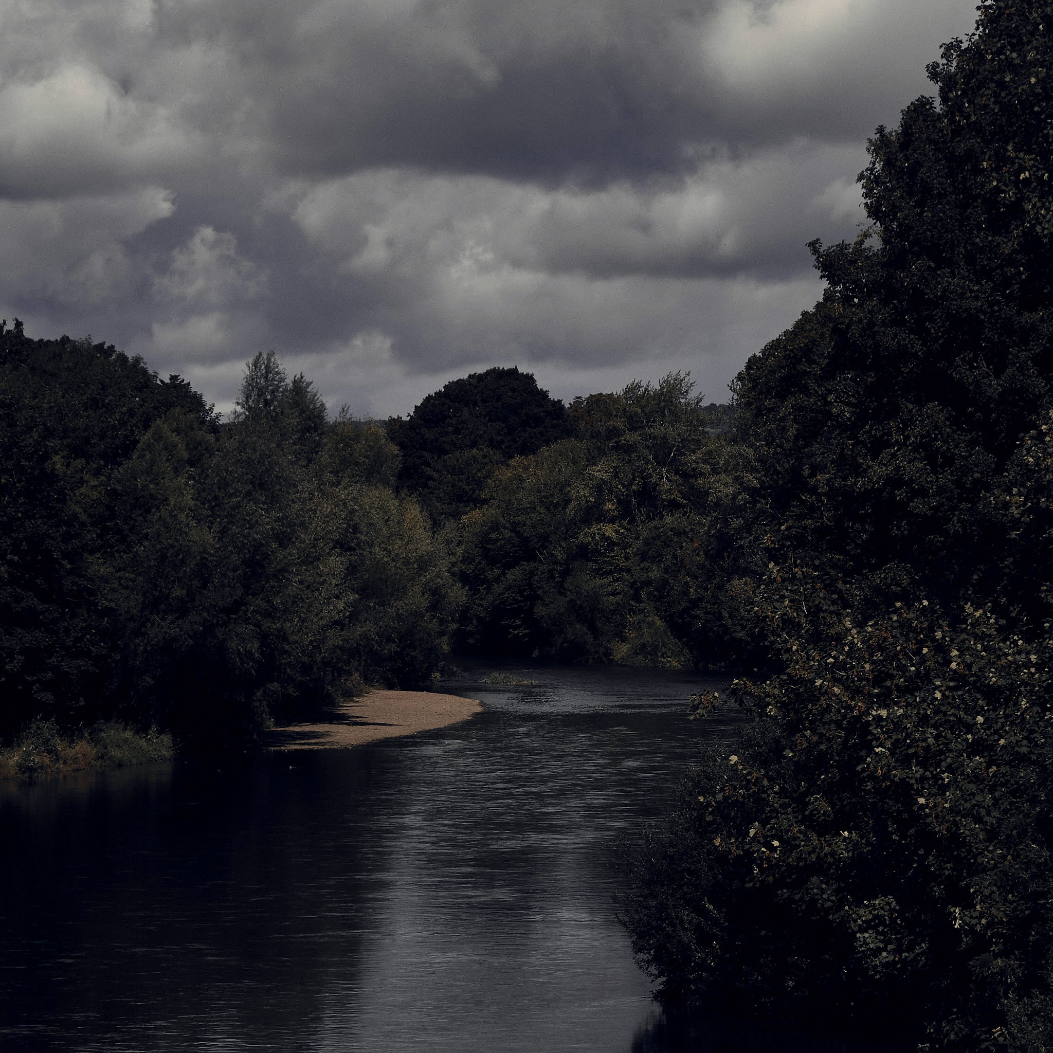 Photographie poétique et dramatique d'une rivière